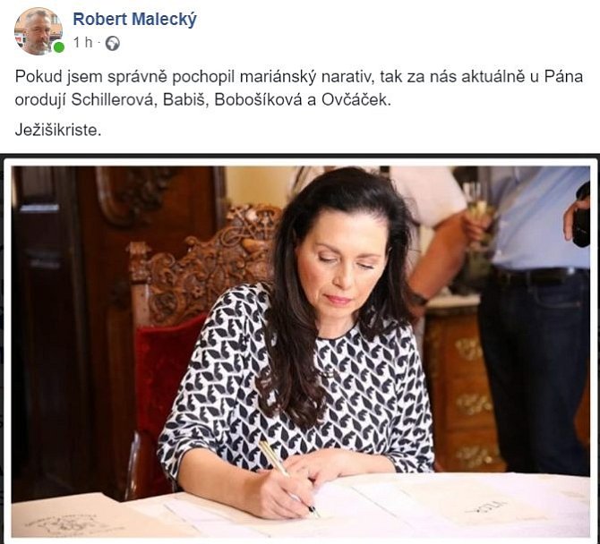 Značnou pozornost budil podpis bývalé komunistické kandidátky na prezidentku Jany Bobošíkové