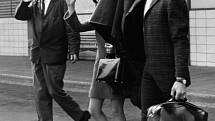 Jiří Menzel a Jitka Zelenohorská na ruzyňském letišti v dubnu 1968 poté, co v Americe dostali Oscara. Vlevo je tiskový tajemník Filmového studia Barrandov Vladimír Bystrov.