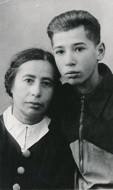 Viktor Pivovarov s matkou (1951)