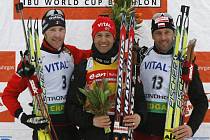 Norský biatlonový suverén Nor Ole Einar Björndalen (uprostřed) vyhrál stíhací závod v Trondheimu. Simon Eder z Rakouska (vlevo) byl druhý a třetí skončil PolákTomasz Sikora. 