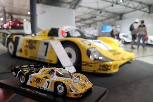 Zážitek na celý život si z jubilejního závodu 24 hodin Le Mans odvezli automodeláři z Mostu. Malé a velké Porsche podruhé.