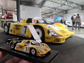 Zážitek na celý život si z jubilejního závodu 24 hodin Le Mans odvezli automodeláři z Mostu. Malé a velké Porsche podruhé.