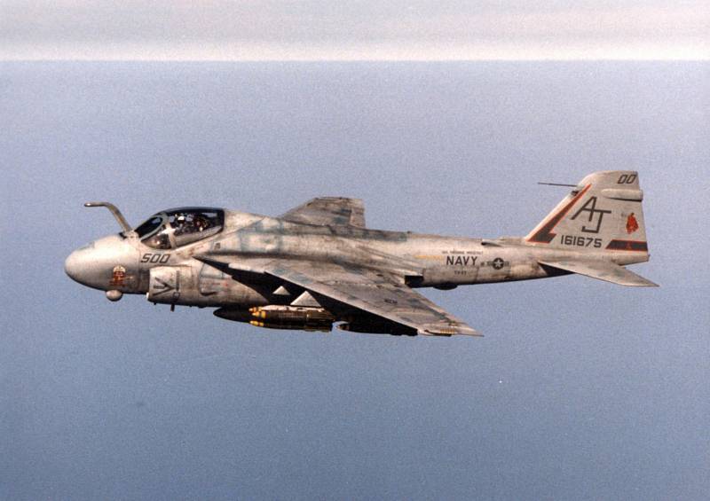 Letoun amerického námořnictva Grumman A-6E Intruder z útočné perutě VA-65 Tigers na cestě k cíli v Iráku během války v Perském zálivu v roce 1991