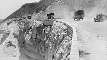 Nákladní vozidla australské armády se přesunují po pobřežní silnici v Libanonu během syrsko-libanonského tažení (červen 1941)