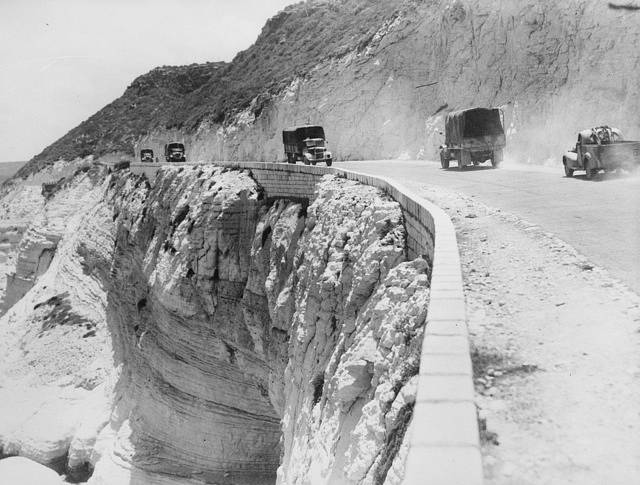 Nákladní vozidla australské armády se přesunují po pobřežní silnici v Libanonu během syrsko-libanonského tažení (červen 1941)
