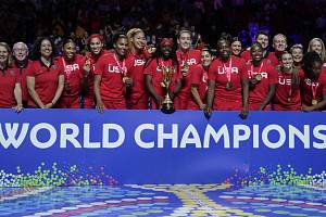 Basketbalistky USA s pohárem a zlatými medailemi po vítězném finále MS