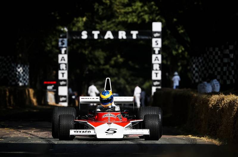 Testovací jezdec McLarenu pro sezonu 2018 Ruby van Buren v historickém monopostu McLaren M23 na goodwoodském festivalu