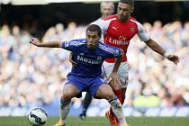 Eden Hazard z Chelsea (vlevo) a Alex Oxlade-Chamberlain z Arsenalu.