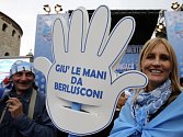 Tisíce stoupenců bývalého italského premiéra Silvia Berlusconiho demonstrovaly na severu země proti nedávnému odsouzení politika za daňové úniky.