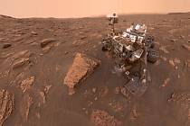 Vozítko Curiosity na Marsu.