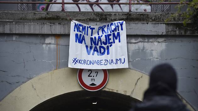 V ulicích Prahy se objevují transparenty vyzývající k solidaritě s lidmi, kteří kvůli epidemii koronaviru nemají na nájem.