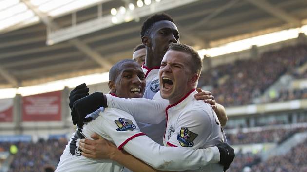 Fotbalisté Manchesteru United slaví gól v síti Hullu