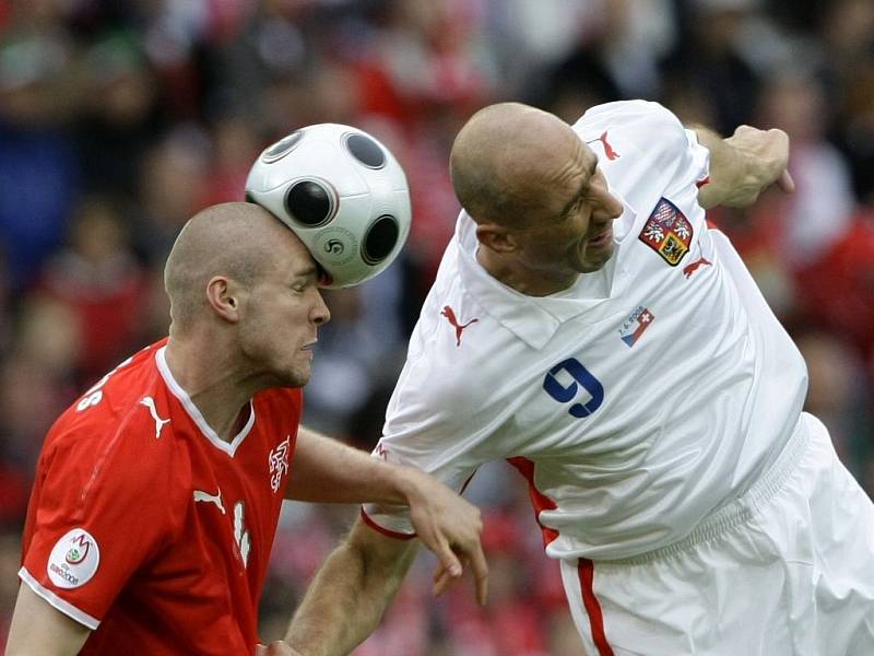 V hlavičkovém souboji Philippe Senderos a Jan Koller.