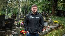 Ostravskému herci Tomáši Novotnému zařídil koronavirus novou roli. Stal se hrobníkem.