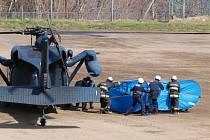 Japonští hasiči transportovali 24. dubna 2022 z vrtulníku na ostrově Hokkaidó člověka zachráněného z potopené výletní lodi