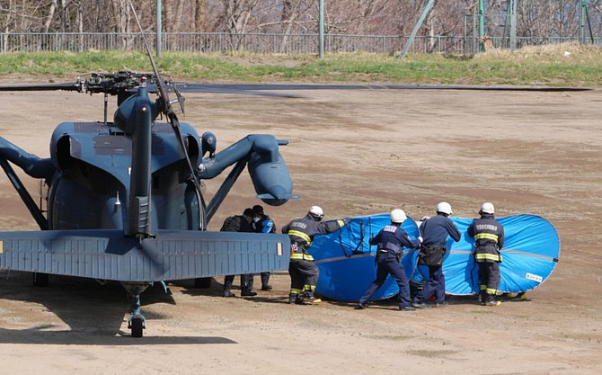 Japonští hasiči transportovali 24. dubna 2022 z vrtulníku na ostrově Hokkaidó člověka zachráněného z potopené výletní lodi