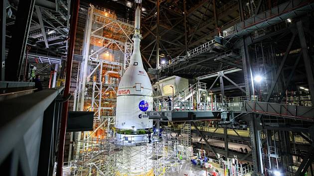 První mise z programu Artemis se sice opozdí, odborníkům z NASA a spolupracujících firem se již povedlo propojit kosmickou loď Orion a raketu SLS.