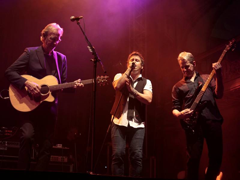 MIKE + THE MECHANICS poprvé v Česku. V závěru se jim podařilo zvednout ze židlí celou Lucernu.