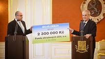 Miloš Zeman předal nevyužité peníze z prezidentské kampaně klokánkům. Přikazuje mu to zákon