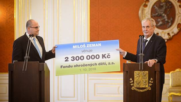 Miloš Zeman předal nevyužité peníze z prezidentské kampaně klokánkům. Přikazuje mu to zákon