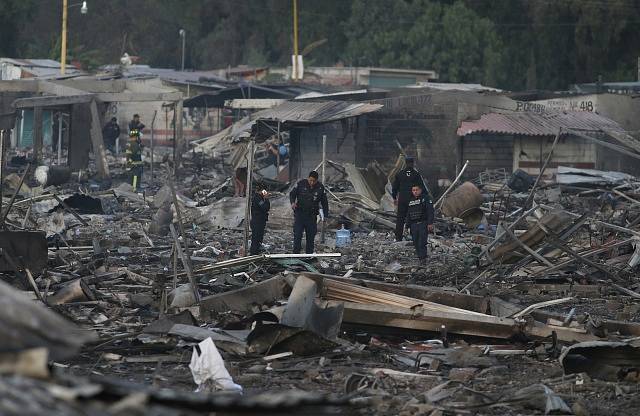 Nejméně 36 lidí zemřelo po úterní sérii výbuchů na tržišti s pyrotechnikou poblíž mexické metropole.