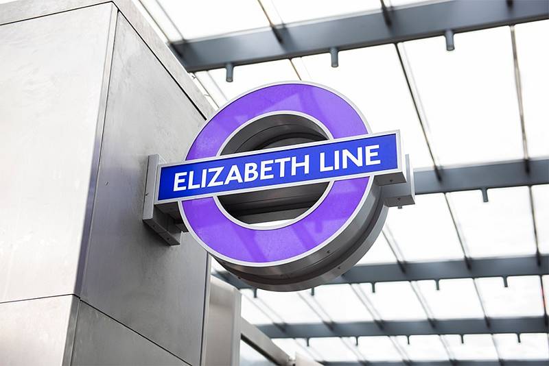 Nová železnice Elizabeth Line (známá také jako Crossrail) výrazně zkrátí cestu ze západu Londýna na východ. Obslouží i letiště Heathrow a centrum metropole.