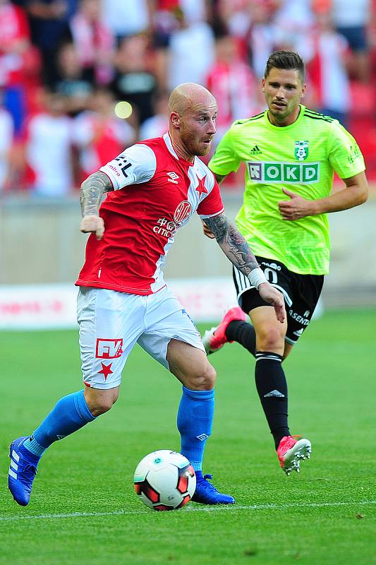 Fotbalové utkání Fortuna ligy mezi celky SK Slavia Praha  a MFK Karviná 28. července v Praze. Miroslav Stoch vs. Aleš Mertelj.