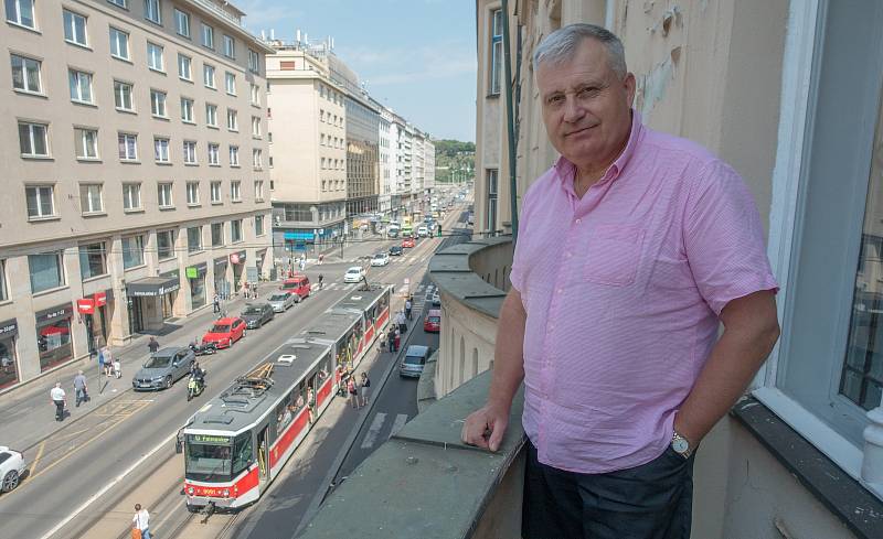 Prezident Svazu podnikatelů ve stavebnictví Jiří Nouza na balkóně sídla této organizace v Praze.