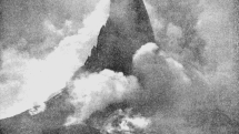 Obelisk sopky Mount Pelée v oblacích páry a sopečného popele