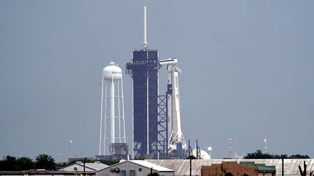 Raketa SpaceX Falcon 9 s vesmírnou lodí Crew Dragon v Kennedyho vesmírném středisku na Floridě, 27. května 2020