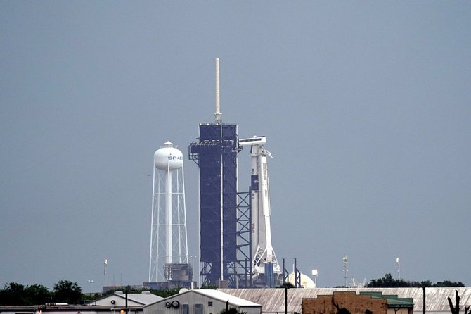 Raketa SpaceX Falcon 9 s vesmírnou lodí Crew Dragon v Kennedyho vesmírném středisku na Floridě, 27. května 2020