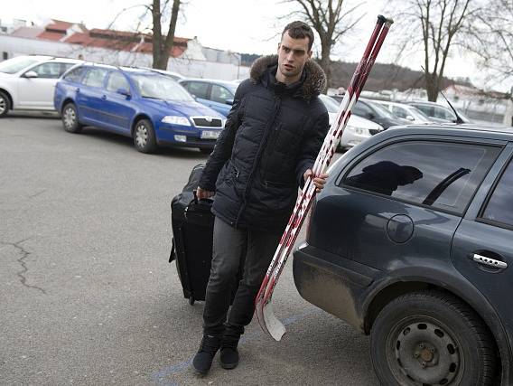 Sraz hokejové reprezentace: Josef Hrabal u zimního stadionu ve Velkých Popovicích