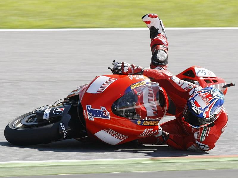 Barcelonský asfalt "ochutnal" také obhájce titulu Casey Stoner.