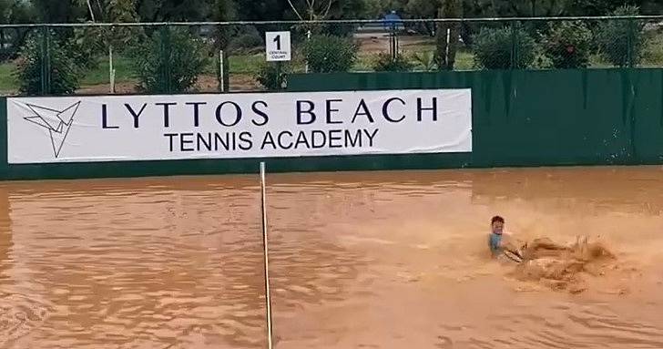 Tenista Petros Tsitsipas neváhal vrhnout se za míčkem i do hluboké lázně.