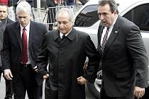 Sto padesát let vězení hrozí americkému finančníkovi Bernardu Madoffovi (uprostřed) obžalovanému z toho, že zpronevěřil neuvěřitelných padesát miliard dolarů.