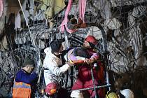 Záchranáři s ženou, kterou vyprostili z trosek budovy zřícené při zemětřesení v tureckém městě Kahramanmaras, 9. února 2023