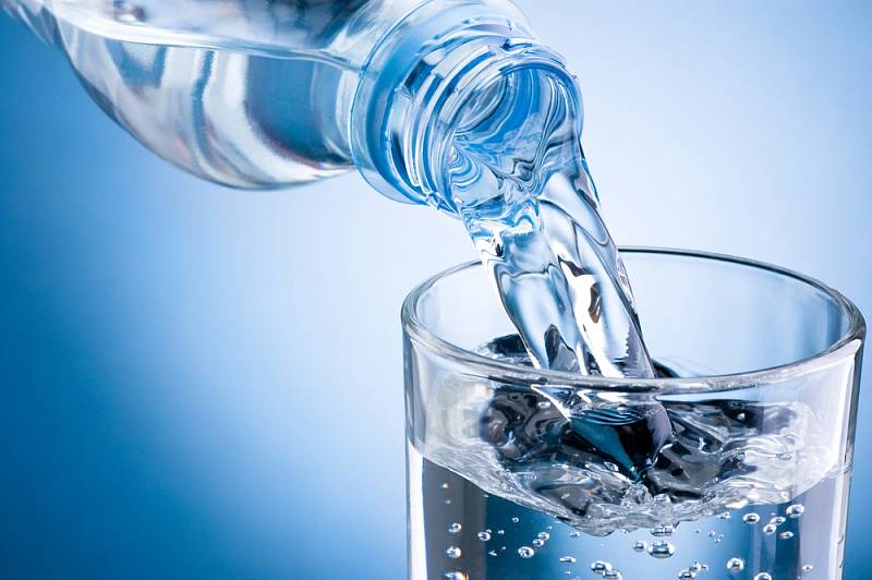 Abychom udrželi správné množství vody v těle, tak nám lékaři doporučují vypít šest až osm sklenic tekutiny denně