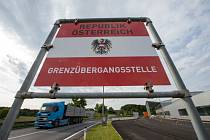 Kamion projíždí 4. června 2020 v Dolním Dvořišti přes česko-rakouskou hranici. Od stejného dne Rakousko otevřelo hranice po zmírnění koronavirové epidemie