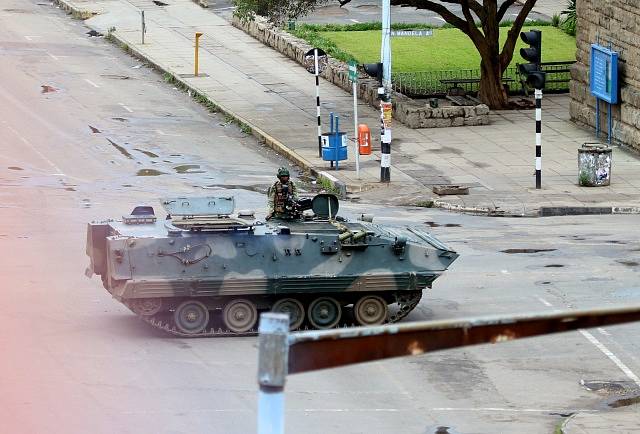 Armáda v Zimbabwe obsadila strategické úřady.