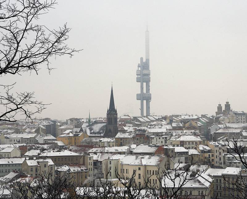 Pohled na žižkovskou televizní věž a kostel sv. Prokopa na Žižkově z vrchu Vítkov 9. ledna 2009.