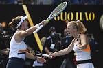 Barbora Krejčíková a Kateřina Siniaková se radují z triumfu ve čtyřhře na Australian Open 2022.