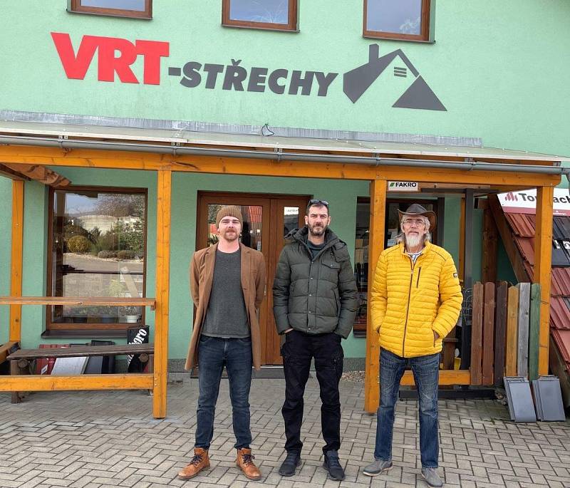 Na snímku zleva Tomáš, Radim a Václav Halmovi před firemní prodejnou VRT-STŘECHY ve Starovičkách