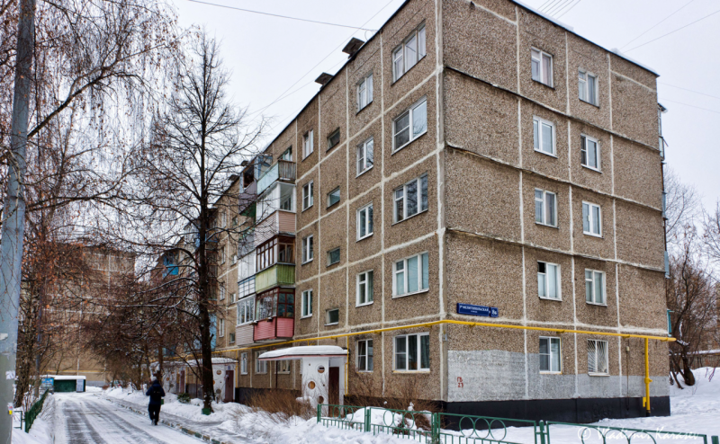 Pičuškinova rodina bydlela v tzv. "chruščovce", tedy prvním typu paneláků stavěných na území Sovětského svazu