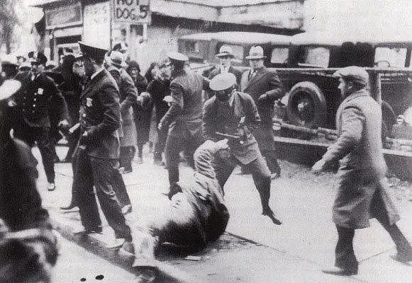 Ve čtvrtek 12. dubna 1934 vypukla v Toledo Electric Auto-Lite dvouměsíční stávka, v jejímž průběhu došlo i k pětidenní bitvě šesti tisíc stávkujících s příslušníky Národní gardy Ohia. Dva demonstranti přišli o život a přes 200 jich bylo zraněno
