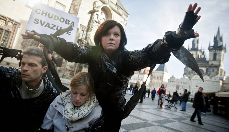 Happening s názvem Chudoba svazuje v podání aktivistů z několika nevládních organizací v Evropě proběhl  17. října na pražském Staroměstském náměstí k mezinárodnímu dni za odstranění chudoby. 