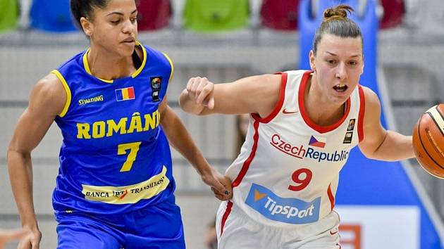 Utkání skupiny D kvalifikace o postup na ME 2021 basketbalistek: Česká republika - Rumunsko, 17. listopadu 2019 v Praze. Zleva Annemarie Godri-Parauová z Rumunska a Lenka Bartáková z ČR.