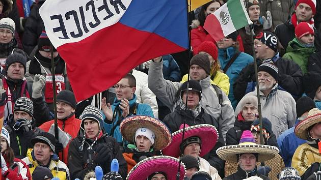 MEXIČANÉ Z ŘEČICE. Rodilí Mexičané by asi slovo Řečice vyslovit nedovedli. Ti řečičtí s tím problémy nemají a svoje kostýmy od loňského světového poháru ještě vylepšili. Fandí denně a mezi tisícovkami fanoušků ve Vysočina areně je prostě přehlédnou nelze.