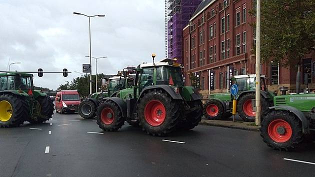 Protesty spojené s demonstrativními jízdami traktorů jsou v Nizozemsku poměrně časté (na snímku protest v Haagu z roku 2019). Ten současný spojují lživé fámy s Billem Gatesem