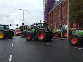 Protesty spojené s demonstrativními jízdami traktorů jsou v Nizozemsku poměrně časté (na snímku protest v Haagu z roku 2019). Ten současný spojují lživé fámy s Billem Gatesem