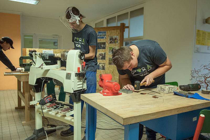 Vyšší odborná a střední škola technická v České Třebové otevřela novou učebnu pro strojní a elektrotechnické obory. Na nové prostory za 550 tisíc korun přispěl i soukromý investor. „Podporujeme prvky duálního vzdělávání, kdy se firmy podílejí na odborné p